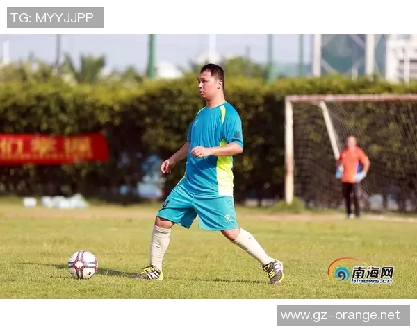 小学生足球海报展现青春活力助力梦想启航的精彩瞬间